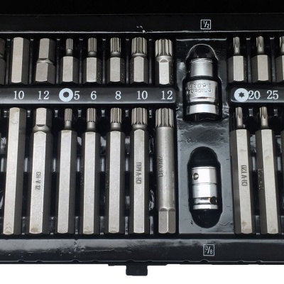 Conjunto de chaves de soquete em caixa preta com várias pontas hexagonais e estrela