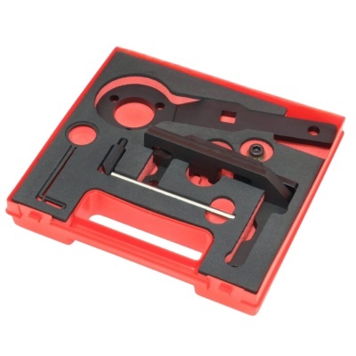 Conjunto de ferramentas pretas em caixa de plástico vermelho com interior em espuma preta.