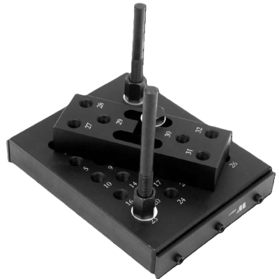 Dispositivo metálico preto com buracos numerados e parafusos verticais