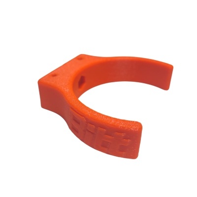 Acessório de plástico laranja tipo gancho com texto em relevo