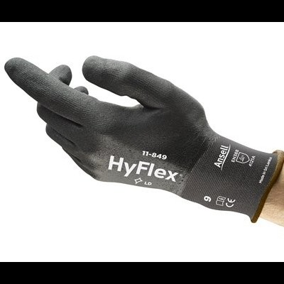 Luva preta HyFlex 11-849 Ansell na mão com fundo branco