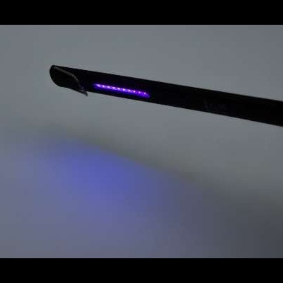 Lâmpada LED preta com luz violeta acesa numa extremidade