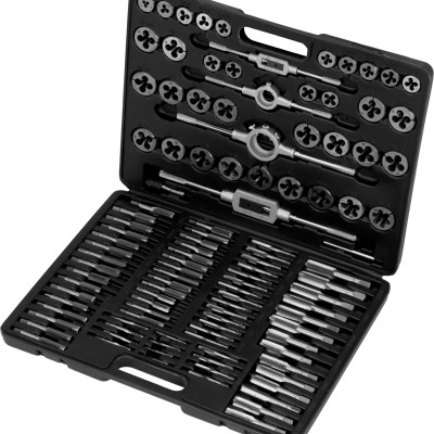 Estojo preto aberto com conjunto de machos e cossinetes metálicos organizados