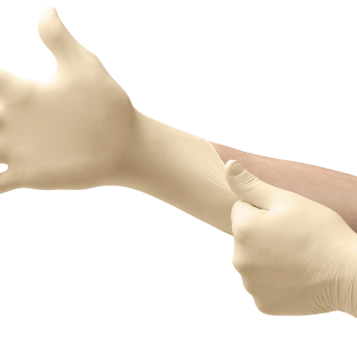 Mãos com luvas descartáveis de látex bege.