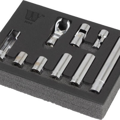 Conjunto de chaves e soquetes metálicos em suporte de espuma preta