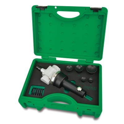 Mala verde aberta com conjunto de ferramenta e peças intercambiáveis pretas