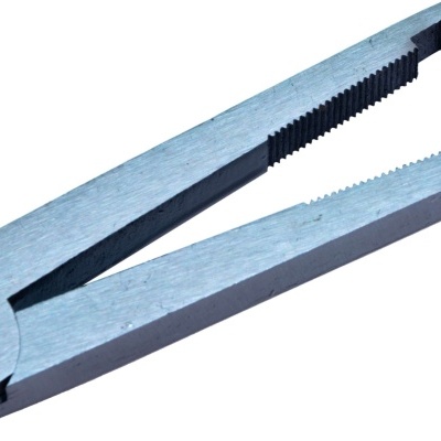 Ferramenta metálica com dentes serrilhados prateada