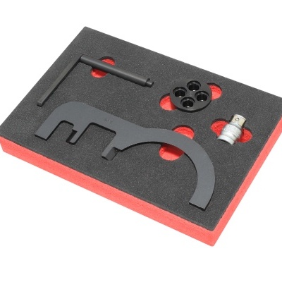 Kit de ferramenta em espuma preta e vermelha com peças metálicas e plásticas