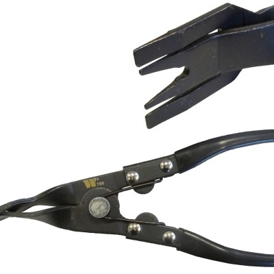 Ferramentas manuais metálicas pretas com cabos curvos revestidos de plástico preto sobre fundo branco