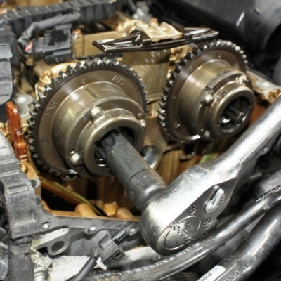 Componentes de motor com engrenagens metálicas e ferramenta aplicada