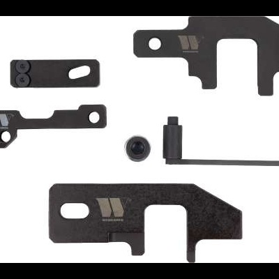 Peças mecânicas metálicas pretas sobre fundo branco