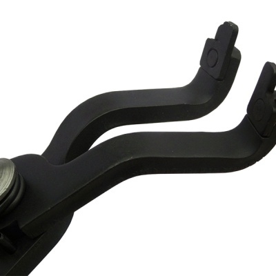 Ferramenta preta com garras curvas e peça redonda prateada