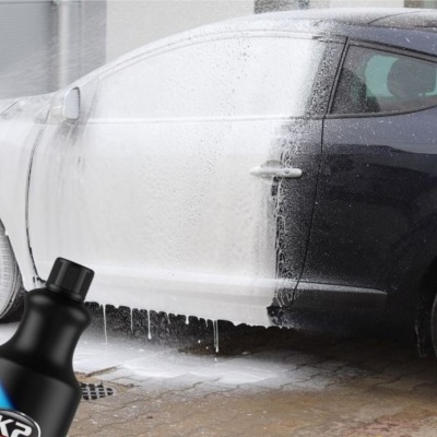 Carro preto com espuma de lavagem e frasco de shampoo K2
