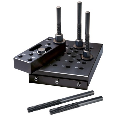 Base preta de metal com parafusos e furos numerados