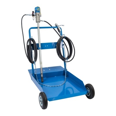 Carrinho azul com bomba industrial e mangueiras