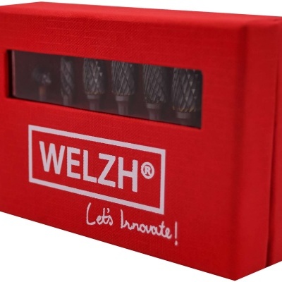 Caixa vermelha com lâminas de metal e texto WELZH® Lets Innovate!