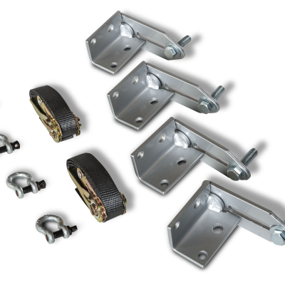 Conjunto de suportes metálicos, cintas de amarração e grampos em fundo branco