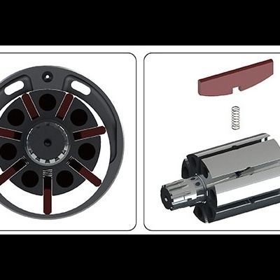 Carretel de pesca em metal e plástico com partes internas visíveis