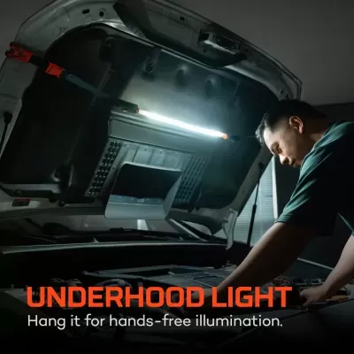 Luz de capô LED branca fixada no interior do capô do carro em ambiente escuro