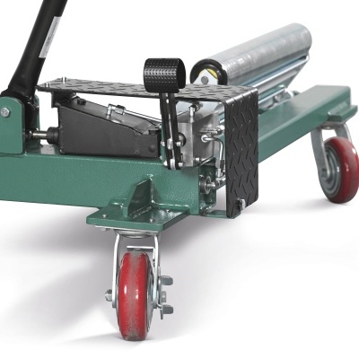 Equipamento verde com rodas vermelhas e pedais, fundo branco