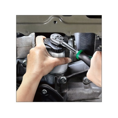 Ferramenta de carraca a ser usada num motor de automóvel