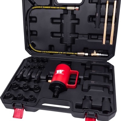 Estojo preto com ferramentas hidráulicas e acessórios