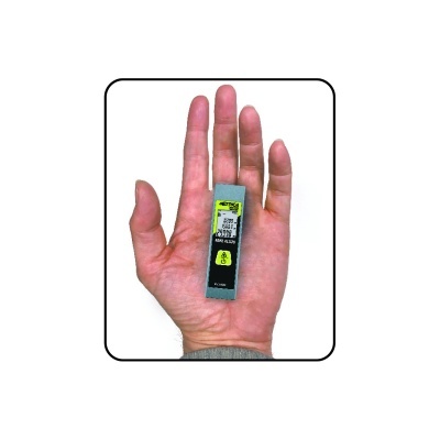 Cartucho de tinta preta Canon CLI-551BK na mão