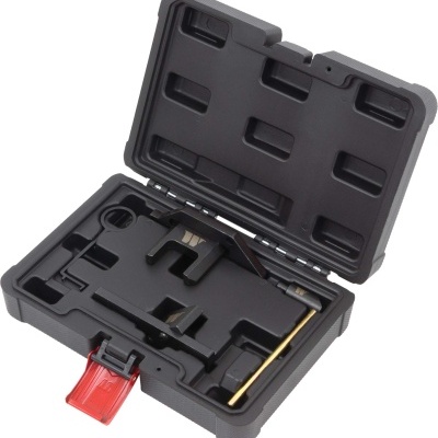 Estojo preto aberto para ferramentas com fecho vermelho