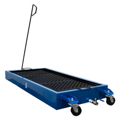 plataforma móvel azul com superfície preta perfurada e quatro rodas