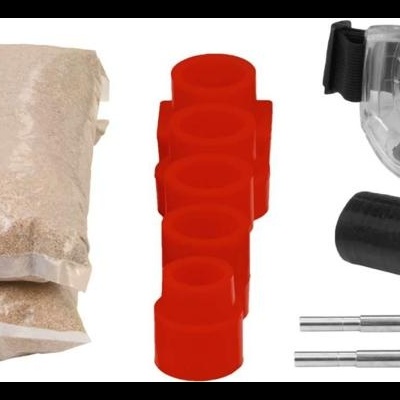 Conjunto de bolsas com areia, peças vermelhas, óculos de proteção, tubo preto e hastes metálicas