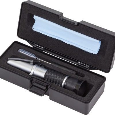 Estojo com refratômetro, conta-gotas e pano azul