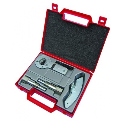 Conjunto de ferramentas metálicas em estojo vermelho aberto