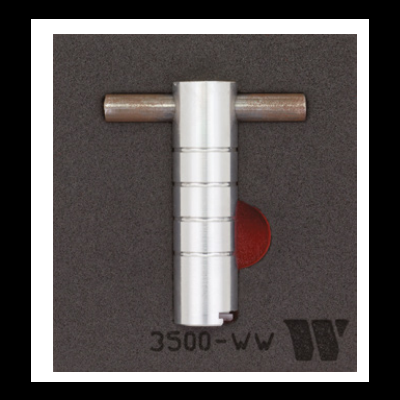 Dispositivo cilíndrico metálico prateado com cabo horizontal em metal bronze