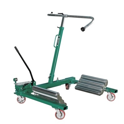 Carrinho elevador metálico verde para troca de pneus com rodas vermelhas