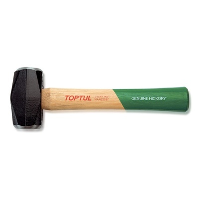 Martelo com cabeça preta e cabo em madeira com texto.