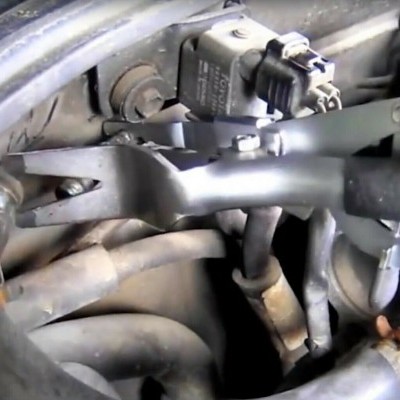 Peças metálicas e mangueiras no compartimento do motor do carro