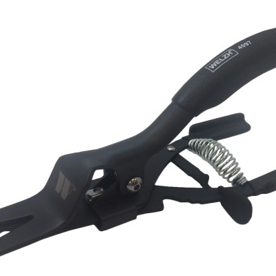 Alicate preto com mola metálica e empunhadura ergonômica