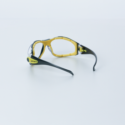 Óculos de proteção preto e amarelo com lentes transparentes