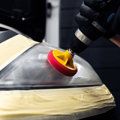 Ferramenta eléctrica a polir superfície transparente com fitas adesivas amarelas.