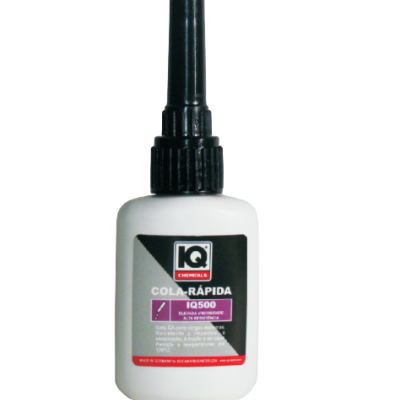 Frasco branco de cola rápida IQ Chemicals com tampa preta e rótulo preto, roxo e vermelho.