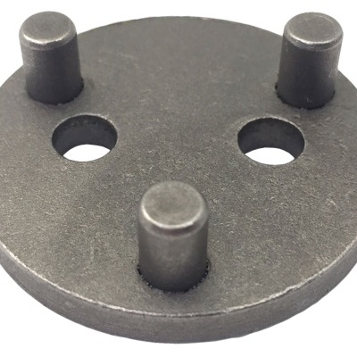 Peça metálica redonda com pinos e orifícios