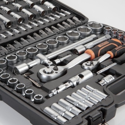 Conjunto de ferramentas com chaves e carracas em caixa preta