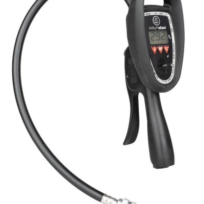 Manómetro digital preto com mangueira flexível e visor digital.