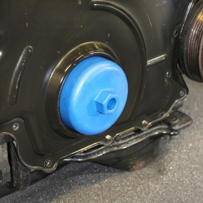 Filtro de óleo azul em peça metálica preta