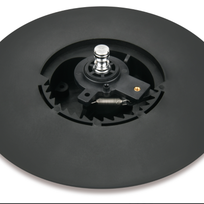 Disco preto com mecanismo central e mola