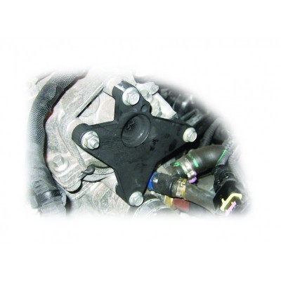 Peça mecânica preta com parafusos em engrenagem metálica cinza rodeada por cabos e tubos