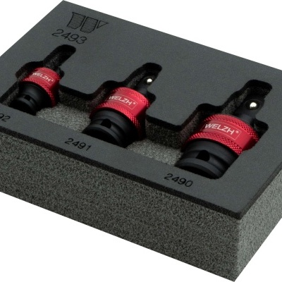 Conjunto de três soquetes pretos com anéis vermelhos em espuma preta