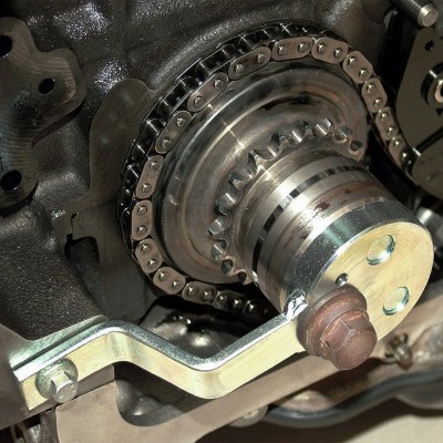 Corrente metálica e engrenagem de motor com parafusos e suporte metálico