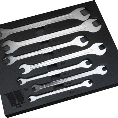 Conjunto de chaves de boca em aço cromado com tamanhos gravados num suporte preto.