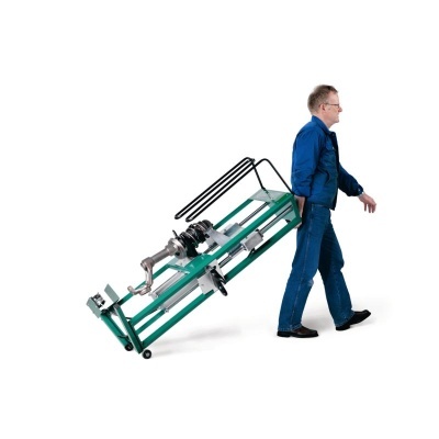 Homem a puxar carrinho de mão verde com cilindro metálico em fundo branco